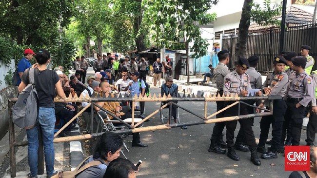 Seminar penelusuran sejarah terhadap peristiwa 1965 digagalkan pihak kepolisian. Presiden Jokowi pun didesak menjamin kebebasan berkumpul.  
