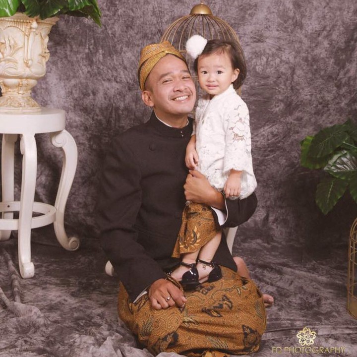 <p>Yang ini lucu nih, Ayah Ruben dan Thalia kompak pakai baju khas Jawa. [Foto: Instagram @ruben_onsu]</p>
