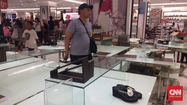 Sebagian pengunjung Matahari Department Store di Pasaraya Manggarai, Jakarta Selatan, mengaku kecewa karena mayoritas barang sudah ludes terjual.