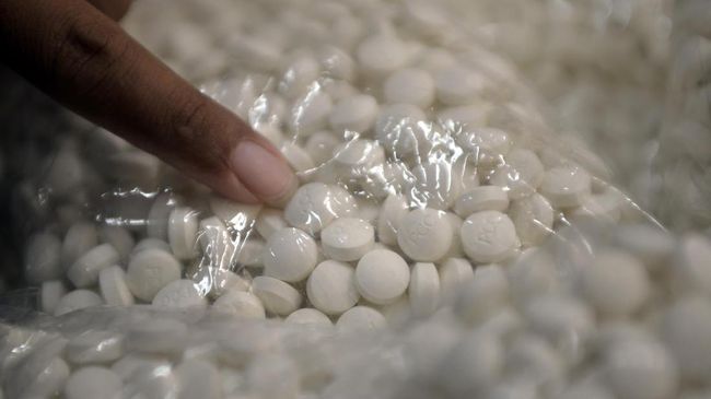 Petugas Amankan Obat Ilegal Malaysia di Perbatasan Entikong Petugas mengamankan obat ilegal asal Malaysia di perbatasan Entikong, Kalimantan Barat.