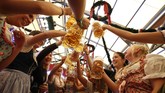 FOTO: Oktoberfest, Perayaan Tegukan Bir Sejak 1810 Oktoberfest merupakan perayaan minum bir dan salah satu bagian penting dalam budaya Jerman sejak tahun 1810, yang kini semakin mendunia.
