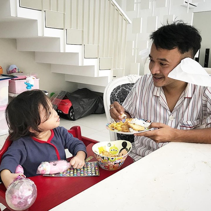 <p>Biar si kecil Thalia mau makan, Ayah Ruben berpura-pura menjadi gajah. Tuh lihat, kuping Ayah Ruben jadi besar kan seperti gajah. [Foto: Instagram @ruben_onsu]</p>