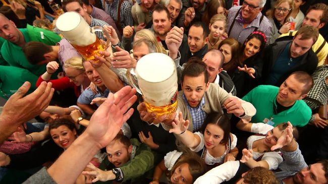 Oktoberfest identik dengan kata mahal. Tapi sebenarnya ada cara untuk tetap menikmati wisata kuliner itu dengan biaya terjangkau.