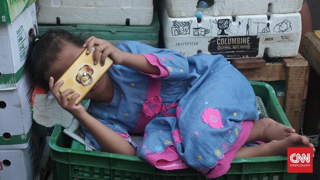 Apa itu street photography? Bagaimana caranya mengambil foto yang baik dengan konsep tersebut? Simak tipsnya dari fotografer CNNIndonesia.com.