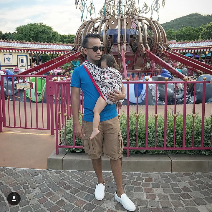 <p>Menggendong Thalia dengan kain bukan hal yang susah bagi Ruben. Ini salah satu bukti sayangnya pada Thalia. [Foto: Instagram @ruben_onsu]</p>