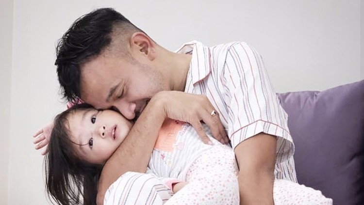 Senangnya kalau suami mau ikut melakukan kegiatan mengurus dan mengasuh anak. Seperti yang dilakukan presenter Ruben Onsu ini.
