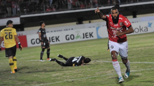 Sylvano Comvalius belum puas menjadi pemain tersubur di Liga 1 saat ini. Pemain Belanda itu masih ingin membawa Bali United juara di akhir musim.