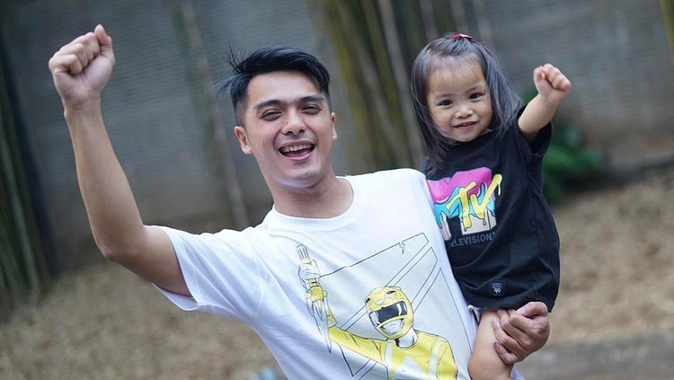 Sebagai seorang ayah, Ricky punya cerita ketika ia harus menghadapi si kecil yang lagi sakit.