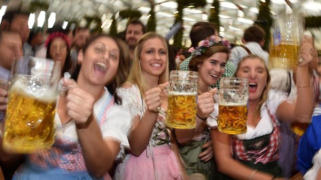 Festival bir tahunan Oktoberfest di Jerman kembali digelar di tahun ini, setelah dua tahun tertunda akibat pandemi Covid-19.