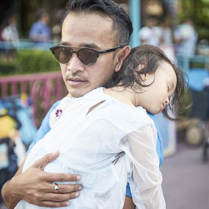 <p>Adem banget lihat Thalia yang tidur di pundak sang ayah. [Foto: Instagram @ruben_onsu]</p>