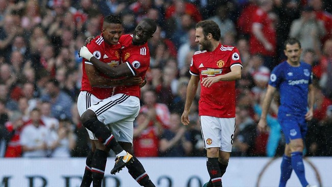 Bek kanan Manchester United, Antonio Valencia, membawa timnya unggul 1-0 atas Everton pada babak pertama di Stadion Old Trafford, Minggu (17/9).