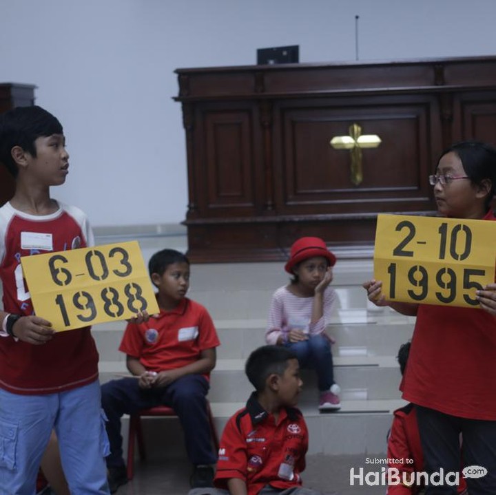 Hebatnya kedua anak ini maju ke depan tanpa malu-malu lho, Bun.