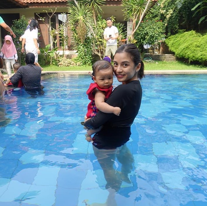 <div>Berenang Bareng. Segar! (Foto: Instagram @chelseaoliviaa) </div><div> </div>