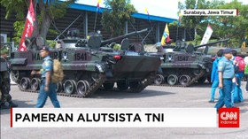 TNI Pamerkan Alutsista Tiga Matra di Surabaya