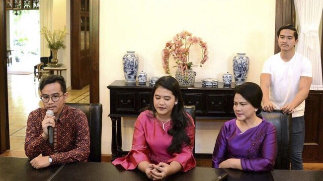 Presiden Jokowi melimpahkan tanggung jawab kepada putra sulungnya Gibran Rakabuming Raka jelang pernikahan Kahiyang Ayu pada 8 November mendatang.