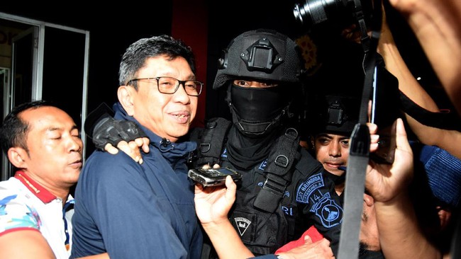 Wali Kota Batu Eddy Rumpoko diterbangkan ke Jakarta setelah tercokok dalam operasi tangkap tangan (OTT) yang dilakukan oleh Komisi Kemberantasan Korupsi (KPK).
