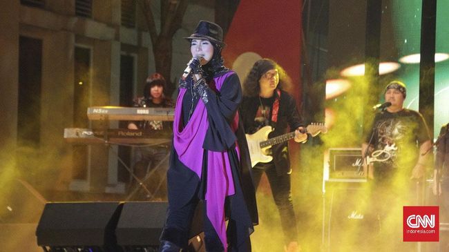 Dua lady rock Indonesia yang beken pada era 90-an, Inka Christie dan Mel Shandy, berhasil menghibur warga Kota Semarang, Jawa Tengah pada Sabtu (16/9) malam.