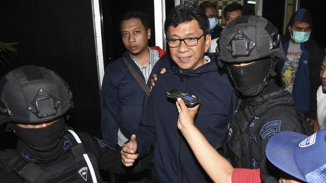 Vonis dari majelis hakim Tipikor Surabaya lebih rendah dari tuntutan jaksa yakni selama 8 tahun penjara, denda Rp600 juta, dan mencabut hak politik 5 tahun.