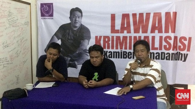 AJI dorong Dewan Pers tangani kasus tulisan Dandhy Dwi Laksono soal Megawati-Suu Kyi karena menganggap tulisan tersebut sebagai produk jurnalistik.