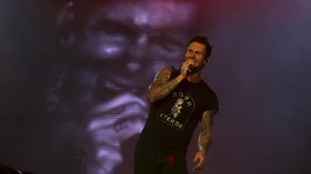 img-title Celoteh Netizen Soal Adam Levine Buka Baju di Super Bowl