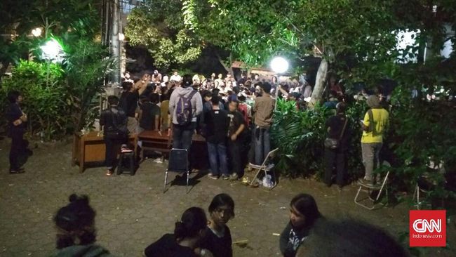 Pengacara publik LBH Jakarta Citra Referandum mengatakan dirinya bersama sejumlah orang lainnya tak bisa keluar gedung karena massa masih di luar.