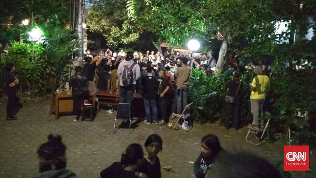 Massa Lempari Batu Gedung LBH Jakarta Pengacara publik LBH Jakarta Citra Referandum mengatakan dirinya bersama sejumlah orang lainnya tak bisa keluar gedung karena massa masih di luar.