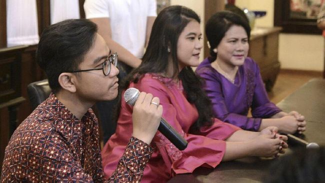 Dalam pesta pernikahan Kahiyang Ayu dan Bobby Nasution, makanan tradisional Solo seperti bubur gudeg dan martabak buatan Gibran, Markobar.