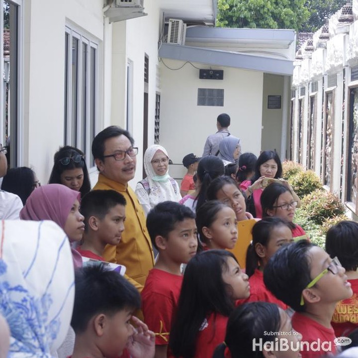  Wah, pada serius banget mendengarkan cerita dari tokoh agama.