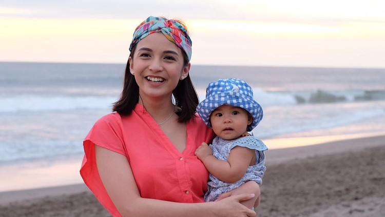 5 Selebritas yang Suka Mengajak Anak Saat Bekerja Berikut deretan selebritas yang sering membawa anaknya ke lokasi syuting, Bun. Siapa saja ya, kira-kira?