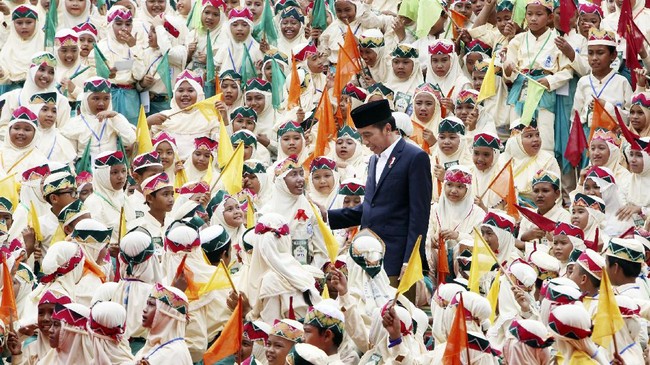 Jokowi menyebut pelajar SD mudah menjadi sasaran penggunaan narkotik. Sementara, pelajar SMP dan SMA diminta menjauhi praktik intimidasi di sekolah.