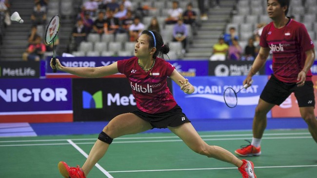 Praveen Jordan/Debby Susanto harus bertekuk lutut di hadapan wakil Hong Kong, Tang Chun Man/Tse Ying Suet di laga perdana Super Series Finals.