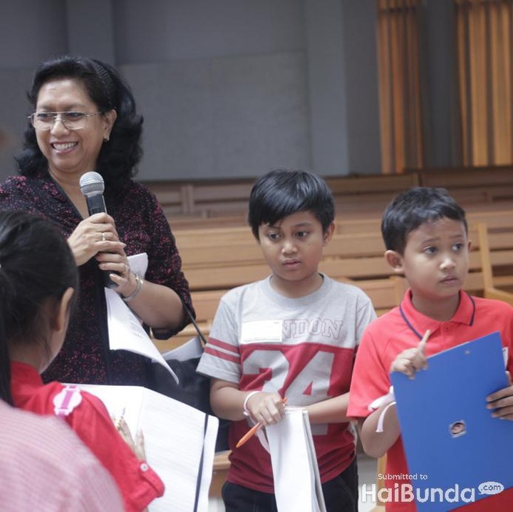 Di wisata rumah ibadat, anak juga bisa sambil belajar keberagam pastinya, Bun. 