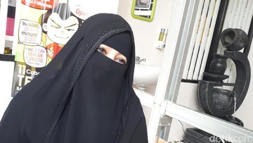 Pipik Dian Irawati dan Peggy Melati Sukma