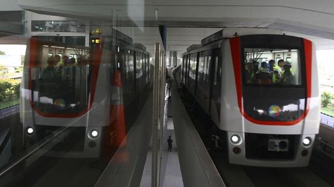 Kereta tanpa kemudi (Skytrain) Bandara Internasional Soekarno-Hatta (Soetta) mulai beroperasi pada hari ini meski waktunya masih dibatasi.