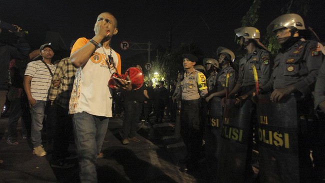 Massa aksi 3 tahun Jokowi-JK tak kunjung membubarkan diri. Mereka memilih menunggu Presiden pulang ke Jakarta, meski polisi sudah memberikan imbauan.