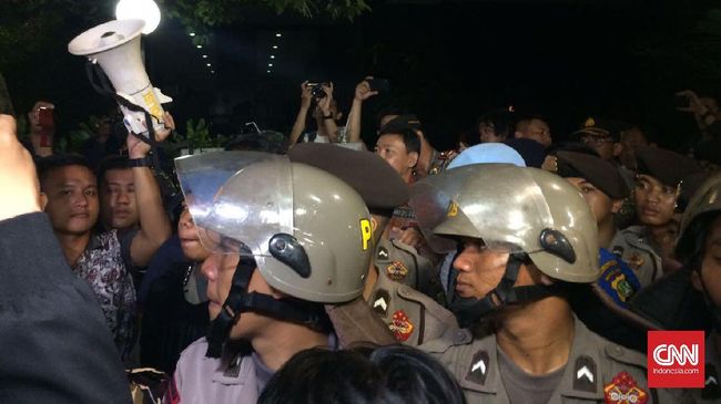Pihak kepolisian dan TNI mengimbau massa yang mengepung kantor LBH Jakarta untuk pulang dan menempuh jalur hukum.