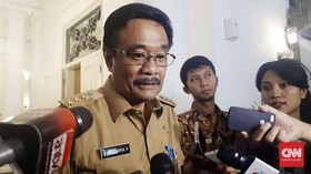 Djarot Akan Potong Tunjangan PNS Telat Upacara