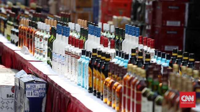 Pemerintah mengeluarkan ancaman sanksi bagi pengusaha pabrik minuman beralkohol skala kecil dan penjual minuman beralkohol yang tak tertib lapor stok botol.
