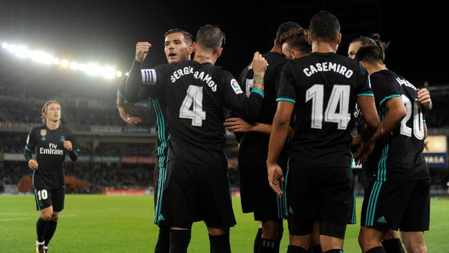 Real Madrid mengungguli tim tuan rumah Real Sociedad 2-1 pada babak pertama. Laga sempat terhenti sesaat karena ada masalah di tribune penonton belakang gawang.