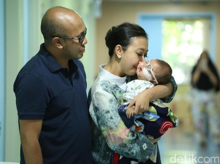 Kecemasan Asri Welas Jelang Operasi Mata Putranya