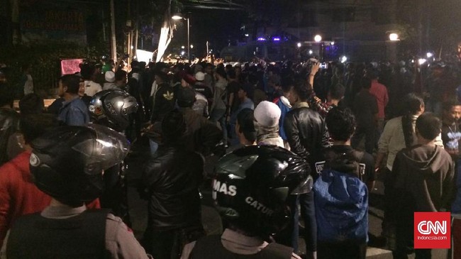 Ketua Aliansi Mahasiswa dan Pemuda Anti Komunis Rahmat Himran juga mengaku berkonsolidasi dengan Kivlan Zen soal aksi massa di Gedung LBH yang berakhir ricuh.