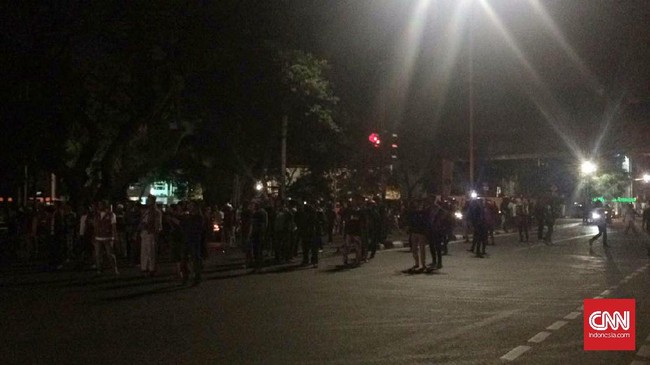 Polisi menetapkan tujuh orang sebagai tersangka dalam peristiwa pengepungan LBH Jakarta. Tujuh orang tersebut diancam dengan pasal 216 dan 218 KUHP.
