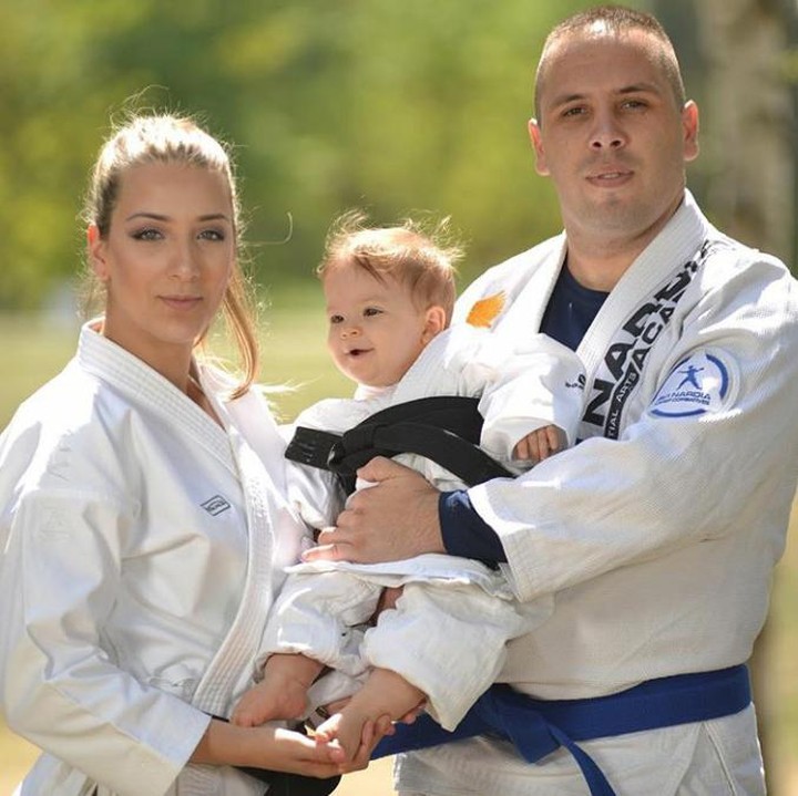 <p>Wah pantas aja si kecil udah berkostum karate, rupanya ayah dan bundanya juga atlet karate! (Foto: Instagram @kapap_wolves_serbia)</p>