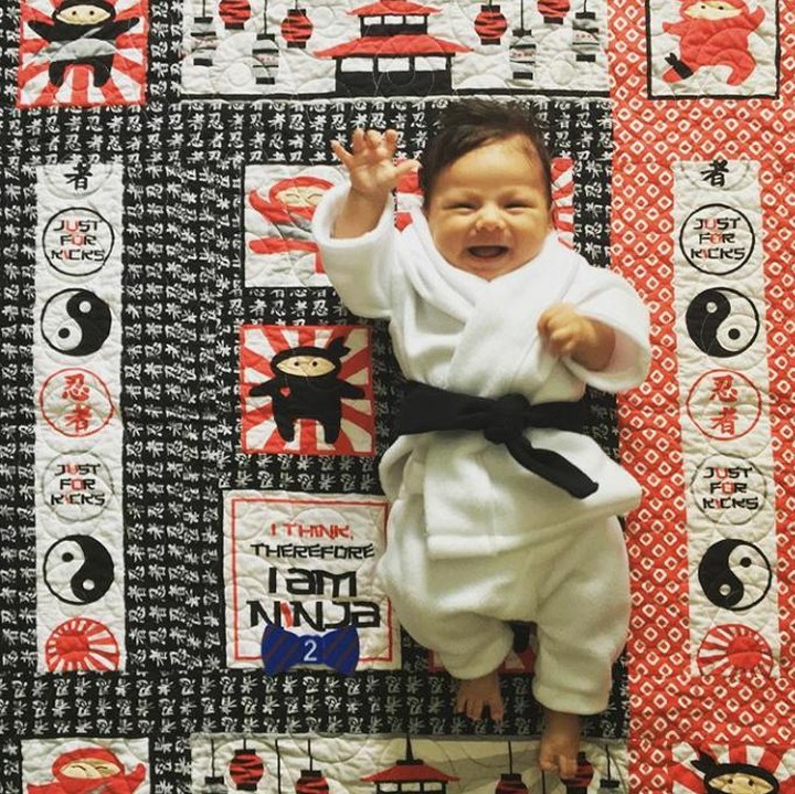 <p>Si kecil yang baru 2 bulan ini kayaknya bakal jadi jagoan karate ya, hi hi hi. (Foto: Instagram @atzimbamires)</p>