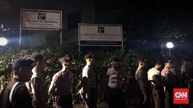 Apa yang diduga dilakukan Kivlan Zen dan Rahmat Himran dinilai bukan delik aduan sehingga LBH merasa tak perlu melaporkan ke Polisi.