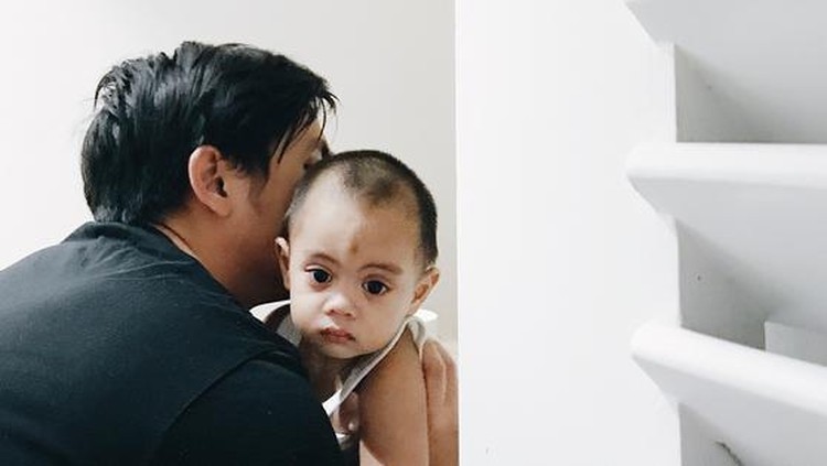 Mengasuh anak juga jadi urusan para ayah, termasuk suami Ayudia Bing Slamet, Ditto, saat sang anak, Sekala, pup.