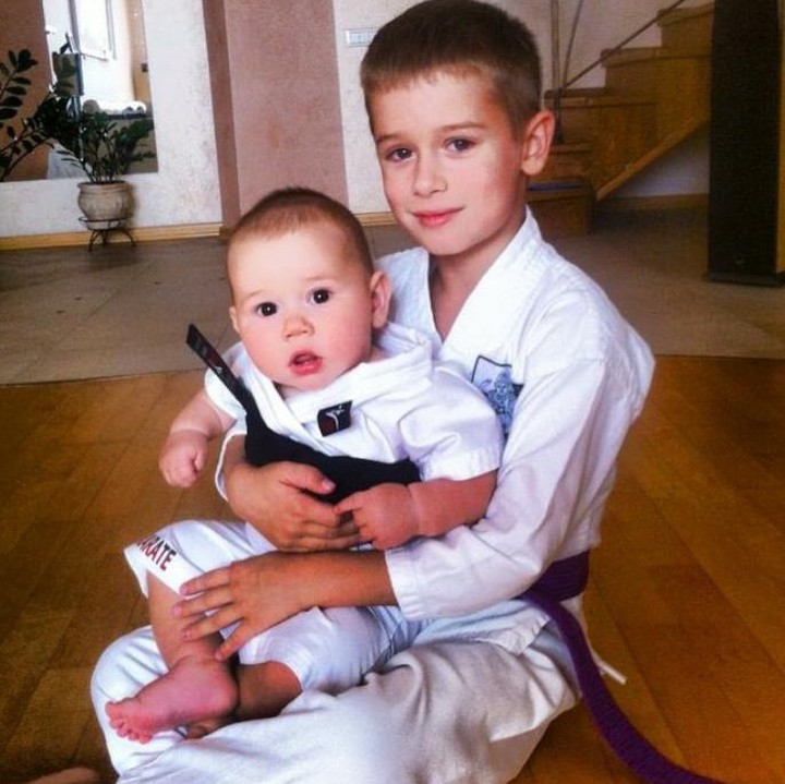 <p>Pose sama kakak dulu. (Foto: Instagram @i_rinagridasova)</p>