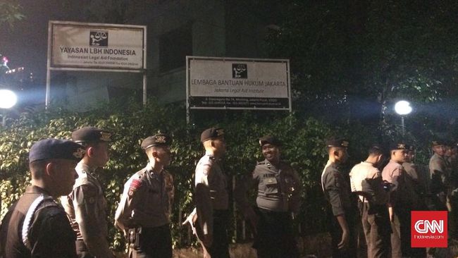 Polisi Tangkap Empat Orang Usai Bentrok di LBH Jakarta Kepolisian menangkap sedikitnya empat orang terkait dengan kericuhan yang terjadi di depan Gedung LBH Jakarta pada dini hari.