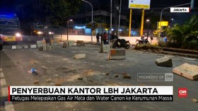 VIDEO: Massa Anti-PKI Kepung Gedung LBH, Kericuhan Pecah