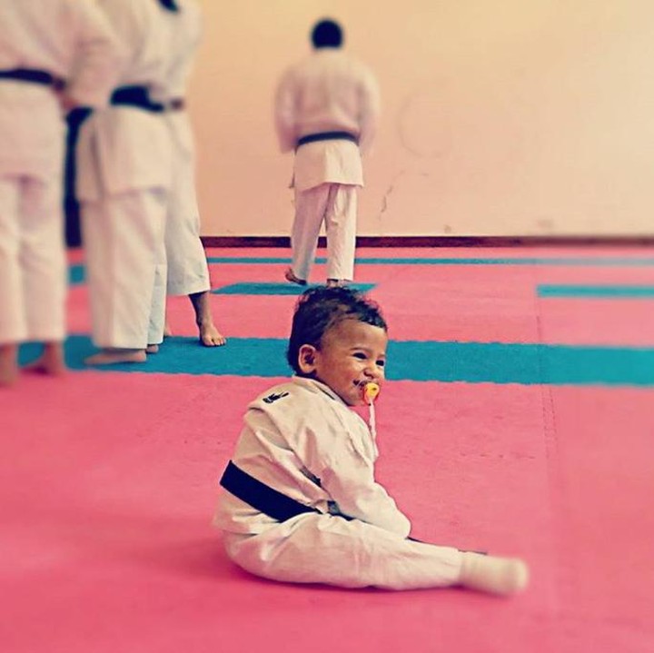 <p>Peserta latihan karate yang paling kecil nih Bun, 'ngempeng' dulu baru latihan! (Foto: Instagram @joao.giselle.aguiar)</p>